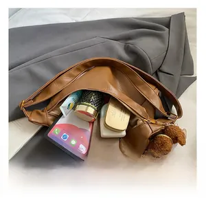 Intérieur spacieux du sac cabas vintage marron contenant tablette et cosmétiques