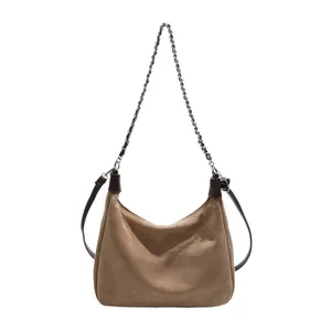 Vintage Hobo-Tasche aus braunem Wildleder mit Metallkette und Lederriemen