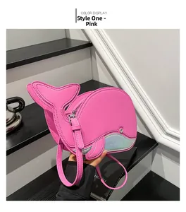 Dettaglio borsa a balena rosa con glitter argento laser e chiusura lampo in metallo