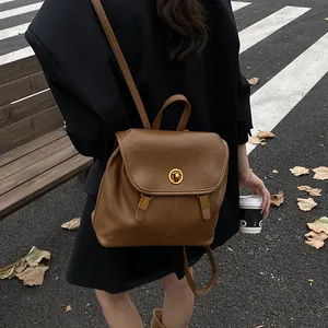 Zaino vintage in pelle marrone scuro da donna con chiusura a scatto in metallo dorato
