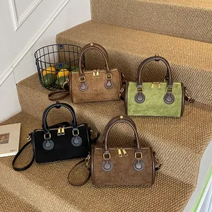 Minimalistische Boston Handtasche aus mattem Wildleder in vier herbstlichen Farben