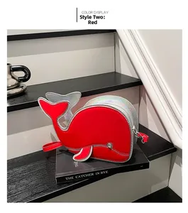 Dettaglio borsa a tracolla creativa a forma di squalo rosso con pinne argentate