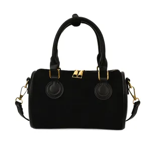 Minimalistische schwarze matte Boston-Handtasche mit goldenen Details und runden Griffen