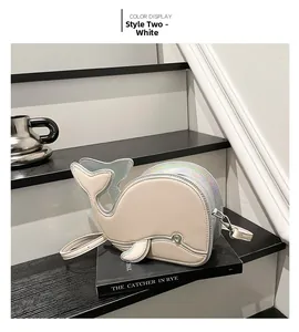 Dettaglio della borsa a tracolla creativa a forma di balena in pelle color panna e olografica
