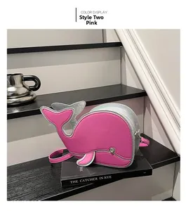 Dettaglio della borsa a tracolla balena in pelle PU rosa con finitura laser argento