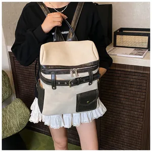 Detail eines Canvas-Rucksacks im Color-Blocking-Design mit Lederbesatz und Schnalle