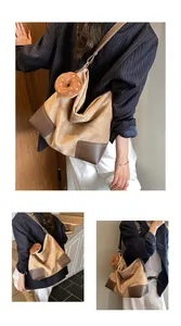 Detail van retro grote tote bag met bruin suède en leren hoekstiksels en hanger