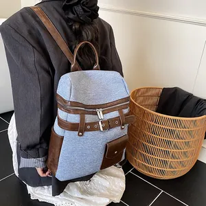 Modischer Rucksack aus Denim und braunem Leder mit Kontrastnähten für Damen