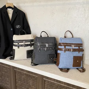 Drei minimalistische Canvas-Rucksäcke in Beige, Grau und Blau mit Lederapplikationen