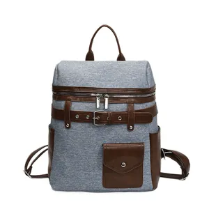 Rucksack aus blauem Denim und braunem Leder mit verstellbaren Trägern und Schnallendetails