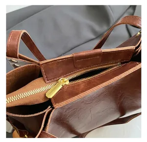 Detail van de gouden rits en premium bruin vintage leer op een grote shopper tas