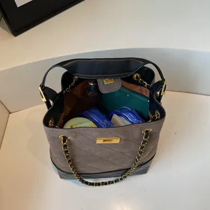 Borsa a secchiello trapuntata con catena dorata e interno spazioso beige e nero