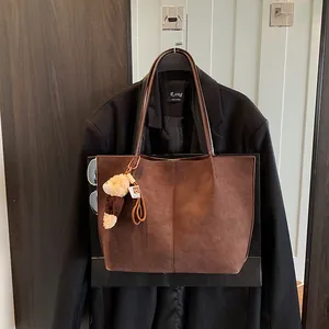 Damen Große Kapazität Mattiertes PU-Leder Tote Bag Minimalistische Retro Pendler Schultertasche Mit Bären Plüsch Anhänger Mode Unterarmtasche