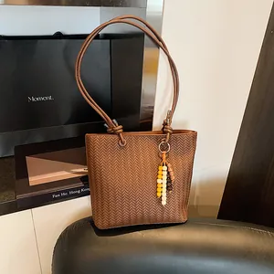 Sac Fourre-tout Tissé pour Femme en Cuir PU Motif Chevrons avec Charme de Gland Perlé Sac à Épaule Décontracté
