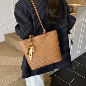 Sac fourre-tout marron tissé avec pendentif en perles et sangle en cuir pour femmes