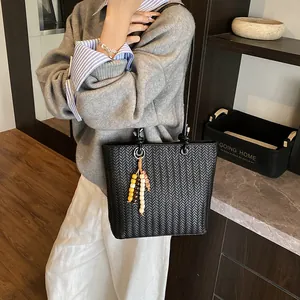 Sac fourre-tout tissé noir chic avec pampille de perles colorées, sac à bandoulière décontracté