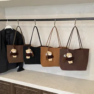 Minimalistische große Tragetasche in vier matten Farben mit süßem Bärenanhänger