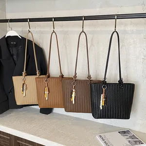 Sacs cabas tissés minimalistes pour femmes en quatre couleurs avec pompons