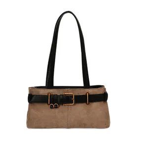 Bolso de hombro vintage de ante marrón con correas de cuero negro y hebilla dorada