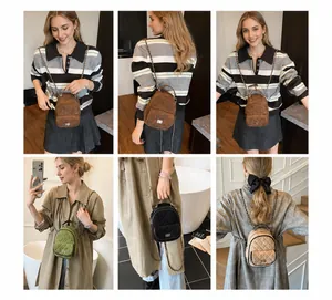 Mini zaino trapuntato con catena in metallo in caffè, verde, nero e beige