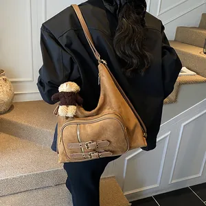 Bolso bandolera de ante marrón retro con estilo vintage y colgante de oso de peluche