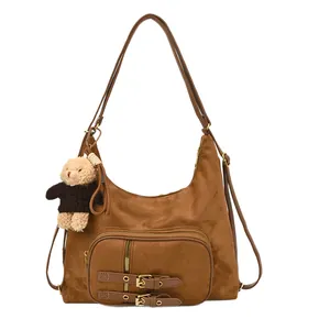 Bolso hobo de ante marrón con cremalleras frontales y colgante de osito de peluche suave