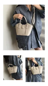 Détails du sac seau beige avec poignée, bandoulière et texture en similicuir grainé chic
