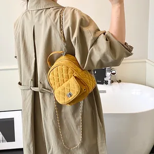 Zaino trapuntato giallo da donna con spalline a catena e motivo a rombi elegante