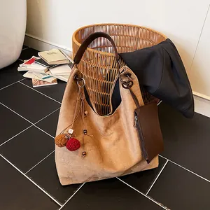 Damen Mattes PU Wildleder Große Kapazität Einkaufstasche Koreanisch Minimalistisch Hobo Schultertasche Mit Quasten Anhänger Und Innentasche