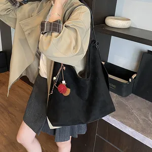 Minimalistische schwarze Wildleder-Tote Bag für Damen mit gewebtem Anhänger