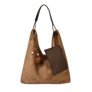 Braune Wildleder-Tote-Bag mit Leder-Schultergurt und dekorativem Fransenquasten