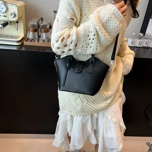 Sac seau noir chic à texture litchi pour femme avec bandoulière élégante et design moderne