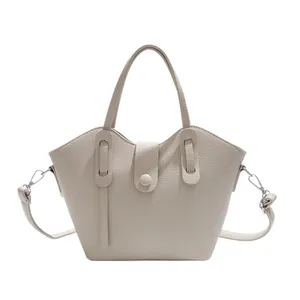 Sac seau beige grande capacité avec texture litchi et détails de quincaillerie argent