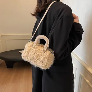 Elegante borsa Boston a cilindro in peluche beige con manici in pelle e tracolla sottile