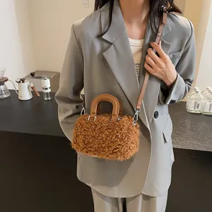 Borsa a cuscino in peluche marrone con manici in pelle in un moderno contesto di vita