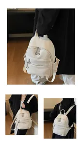 Dettaglio dello zaino in PU bianco con motivo litchi, doppia cerniera e tasche laterali