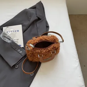 Borsa Boston marrone in ecopelliccia con manici in pelle e tracolla per l'inverno