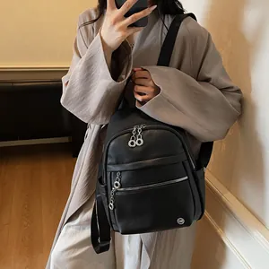 Zaino chic in pelle PU nera martellata con cerniere argentate e design multitasche per pendolari