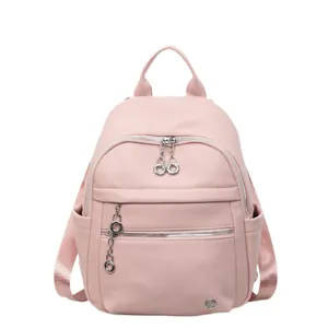 Zaino chic da donna in ecopelle rosa con tasca anteriore a zip e finiture argentate