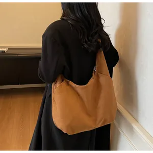 Detalle del bolso hobo de ante sintético color caramelo con diseño suave y relajado