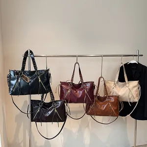 Retro chain tote bags set in five colors with woven handles and tassel details