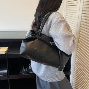 Grand sac cabas noir minimaliste en similicuir mat pour le bureau et le quotidien