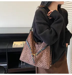 Détail du sac hobo léopard avec garniture en cuir noir et boucle en métal doré