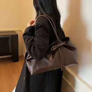 Grand sac à main rétro marron foncé en cuir avec boucle et longues bandoulières