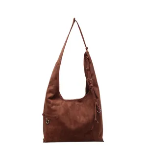 Sac cabas rétro en daim marron foncé avec détails de franges et grande capacité d'usage
