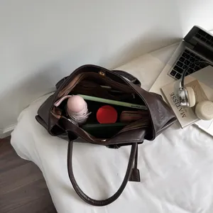 Sac fourre-tout en cuir marron avec intérieur spacieux pour ordinateur et accessoires