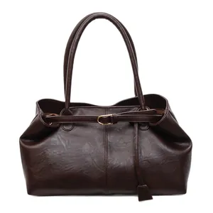 Grand sac cabas rétro en cuir PU marron foncé avec texture vintage et boucle dorée