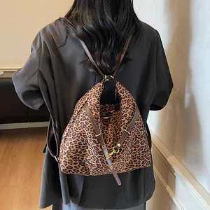 Sac hobo léopard en daim avec bandoulière réglable en cuir marron foncé