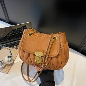 Sac Bandoulière Rétro en Daim PU pour Femme Sac Selle Plissé Chaîne Dorée Décor Rivets Sac à Épaule Matelassé Mode Quotidien