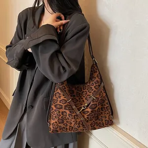 Sac hobo imprimé léopard avec bandoulière en cuir marron pour un usage quotidien hiver